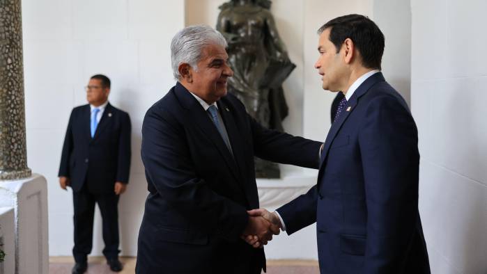 Fotografía cedida por el Gobierno de Panamá del presidente José Raúl Mulino (Izq.) saludando al secretario de Estado de Estados Unidos, Marco Rubio, antes de su reunión en el Palacio de las Garzas. Fotografía cedida por el Gobierno de Panamá del presidente José Raúl Mulino (Izq.) saludando al secretario de Estado de Estados Unidos, Marco Rubio, antes de su reunión en el Palacio de las Garzas.