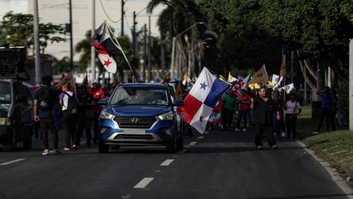 La sesión arrancó a las cuatro de la tarde mientras grupos sindicales protestaban fuera del Legislativo. La sesión arrancó a las cuatro de la tarde mientras grupos sindicales protestaban fuera del Legislativo.