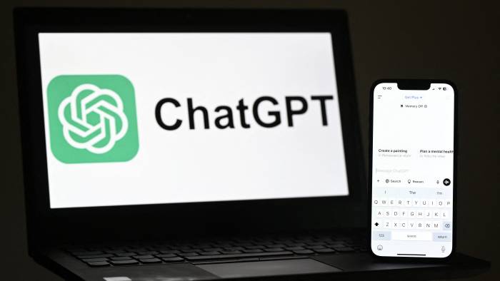 Una ilustración que muestra la apliación y la página web de ChatGPT. Una ilustración que muestra la apliación y la página web de ChatGPT.