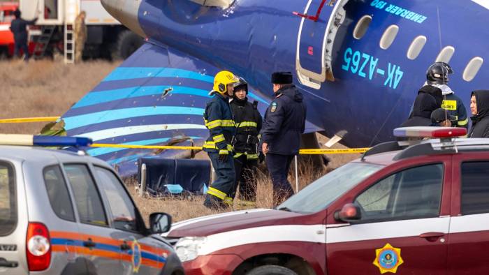 Especialistas en emergencias trabajan en el lugar del accidente de un avión de pasajeros de Azerbaiyán Airlines cerca de la ciudad kazaja de Aktau. Especialistas en emergencias trabajan en el lugar del accidente de un avión de pasajeros de Azerbaiyán Airlines cerca de la ciudad kazaja de Aktau.
