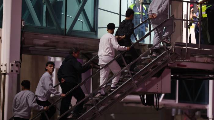 Fotografía de archivo de ciudadanos venezolanos que ingresan a las instalaciones del Aeropuerto Internacional Simón Bolívar tras ser deportados desde Estados Unidos, en Caracas, Venezuela. Fotografía de archivo de ciudadanos venezolanos que ingresan a las instalaciones del Aeropuerto Internacional Simón Bolívar tras ser deportados desde Estados Unidos, en Caracas, Venezuela.