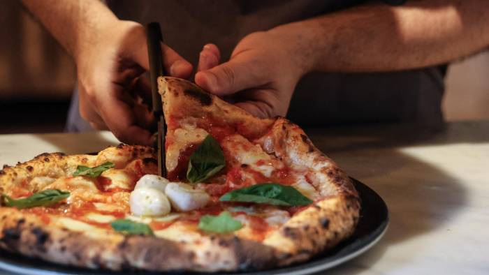 Margherita Alla Bufala D.O.P (Denominación de Origen Protegido) hecha con salsa de tomate San Marzano D.O.P., mozzarella de búfala campana D.O.P., albahaca y aceite de oliva extra virgen. Margherita Alla Bufala D.O.P (Denominación de Origen Protegido) hecha con salsa de tomate San Marzano D.O.P., mozzarella de búfala campana D.O.P., albahaca y aceite de oliva extra virgen.