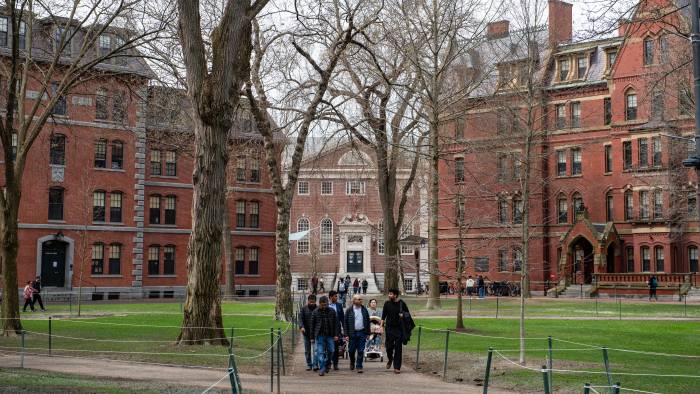 El veto a los estudiantes extranjeros se dio mediante la revocación a Harvard de la certificación del Programa de Estudiantes y Visitantes de Intercambio. El veto a los estudiantes extranjeros se dio mediante la revocación a Harvard de la certificación del Programa de Estudiantes y Visitantes de Intercambio.