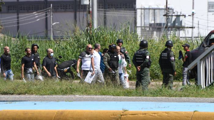 Algunos familiares fueron notificados sobre las excarcelaciones, mientras que otros se acercaron hasta los centros penitenciarios. Algunos familiares fueron notificados sobre las excarcelaciones, mientras que otros se acercaron hasta los centros penitenciarios.