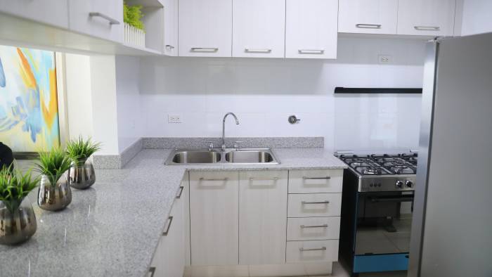 La cocina está diseñada con muebles de cocina completos y sobre de granito. La cocina está diseñada con muebles de cocina completos y sobre de granito.