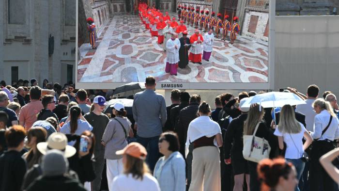 Detrás iban los cardenales, en orden inverso de precedencia: primero los de la orden de los diáconos, seguidos de los presbíteros y de los obispos. Detrás iban los cardenales, en orden inverso de precedencia: primero los de la orden de los diáconos, seguidos de los presbíteros y de los obispos.