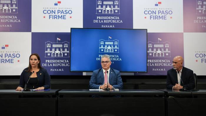 Juan Carlos Orillac, ministro de la Presidencia (centro) durante conferencia de prensa. Juan Carlos Orillac, ministro de la Presidencia (centro) durante conferencia de prensa.