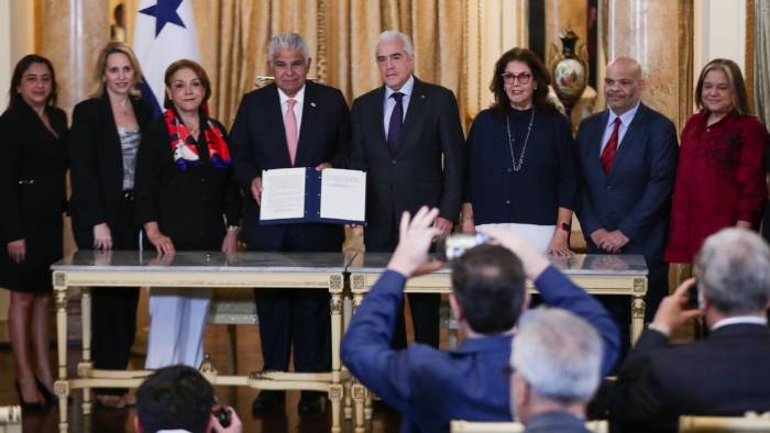 Mulino firmó las declaraciones en presencia de integrantes de la SIP y representantes de los medios de comunicación locales. Mulino firmó las declaraciones en presencia de integrantes de la SIP y representantes de los medios de comunicación locales.