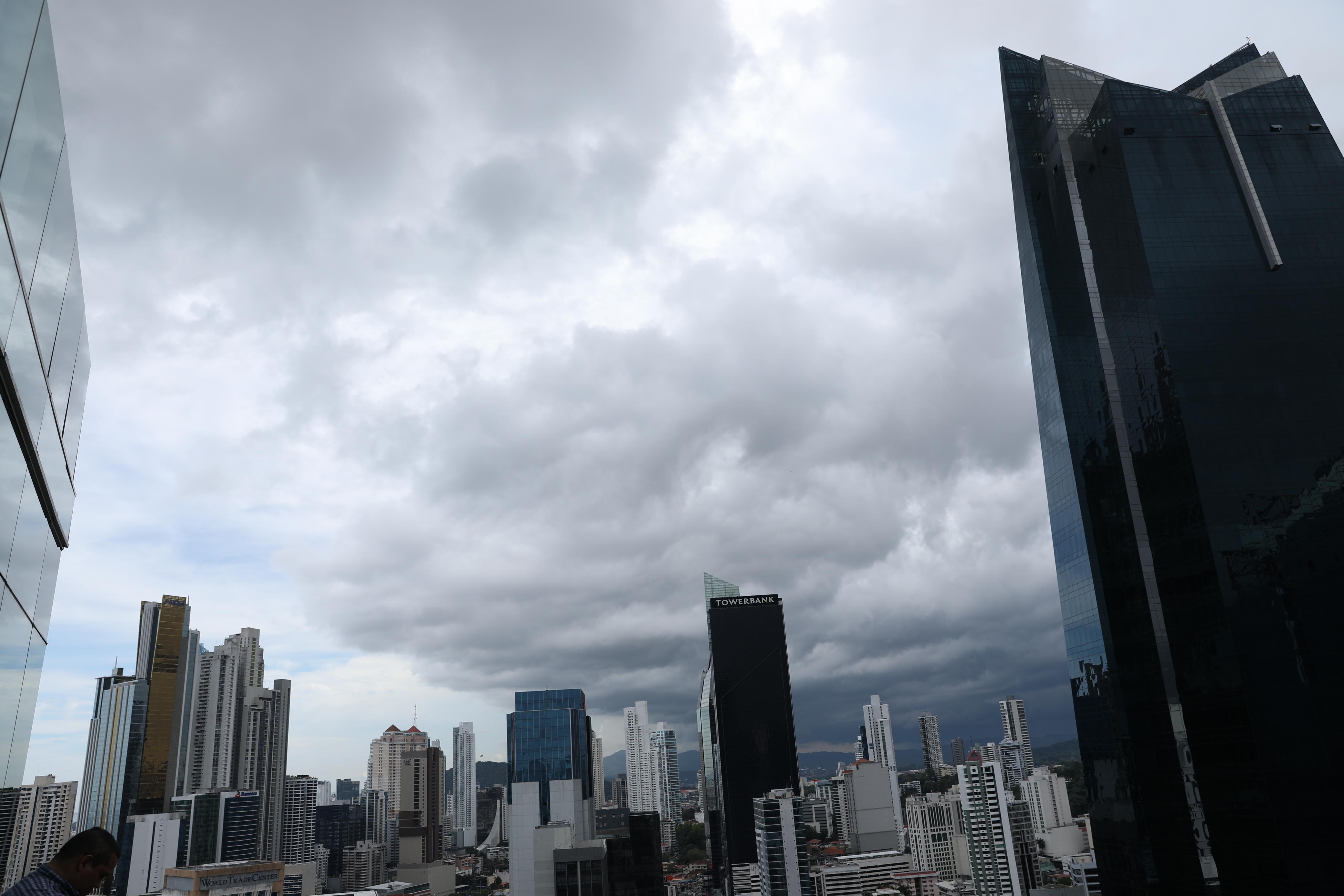 Durante la mañana de hoy, se esperan aguaceros dispersos con tormentas eléctricas en el Caribe y Pacífico. Durante la mañana de hoy, se esperan aguaceros dispersos con tormentas eléctricas en el Caribe y Pacífico.