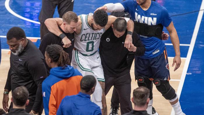 Jayson Tatum de los Celtics sale de la cancha tras una lesión durante un partido de la NBA entre New York Knicks y Boston Celtics. Jayson Tatum de los Celtics sale de la cancha tras una lesión durante un partido de la NBA entre New York Knicks y Boston Celtics.