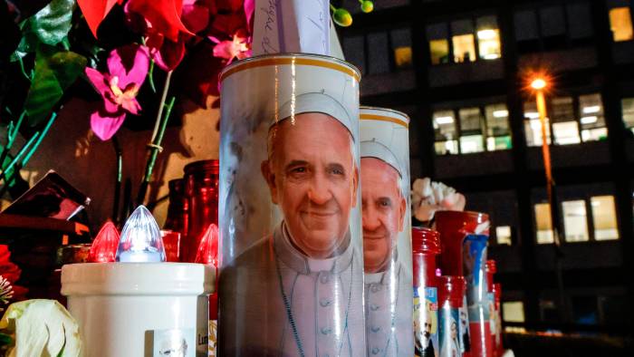 Velas y flores frente al hospital Gemelli de Roma donde está ingresado el papa Francisco. Velas y flores frente al hospital Gemelli de Roma donde está ingresado el papa Francisco.