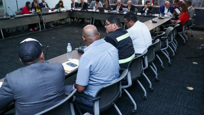 Los trabajadores estuvieron presente en el debate. Los trabajadores estuvieron presente en el debate.