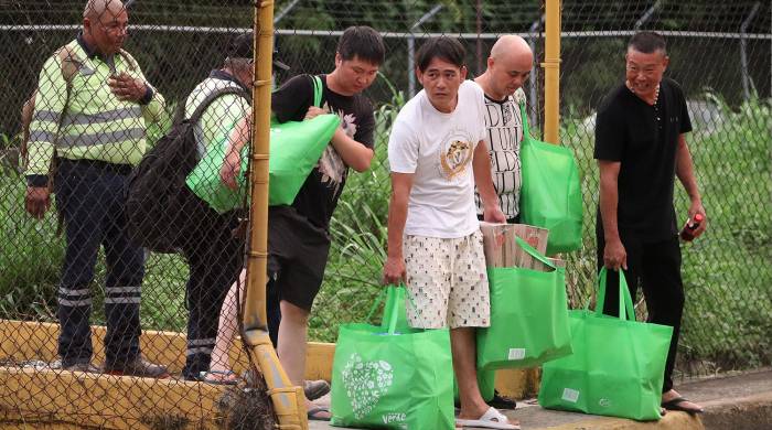 Migrantes de origen chino permanecen en espera de resolver su situación migratoria en la ciudad de Tapachula (México).