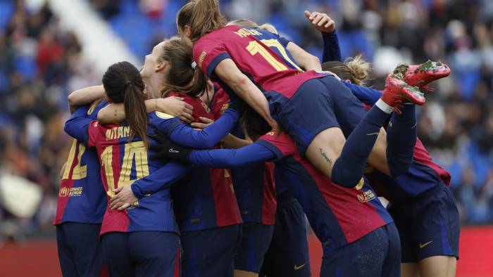 Las jugadoras del FC Barcelona celebran el gol de Patri Guijarro (4-0), durante la final de la Supercopa femenina de fútbol que disputaron el FC Barcelona y Real Madrid. Las jugadoras del FC Barcelona celebran el gol de Patri Guijarro (4-0), durante la final de la Supercopa femenina de fútbol que disputaron el FC Barcelona y Real Madrid.