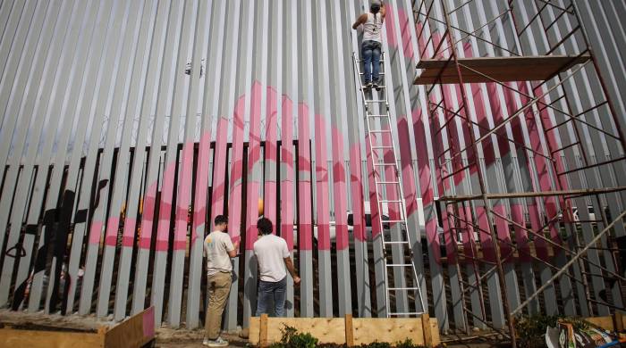 Esta acción se da para protestar por la renovación de la pared y por la crisis migratoria que se vive en la zona. Esta acción se da para protestar por la renovación de la pared y por la crisis migratoria que se vive en la zona.