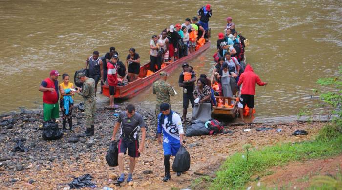 Migrantes son transportados de Colombia hacia Carreto, una comunidad indígena de Guna Yala en la costa caribeña. Migrantes son transportados de Colombia hacia Carreto, una comunidad indígena de Guna Yala en la costa caribeña.