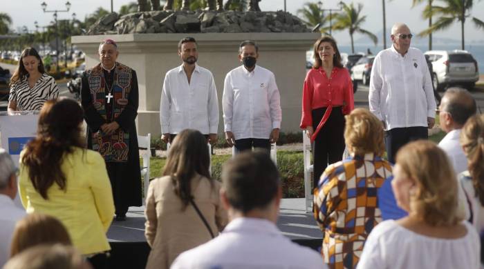 En el monumento se aprecia a cuatro trabajadores, debidamente identificados con sus nombres, lugar de procedencia y fecha en que llegaron a Panamá. En el monumento se aprecia a cuatro trabajadores, debidamente identificados con sus nombres, lugar de procedencia y fecha en que llegaron a Panamá.