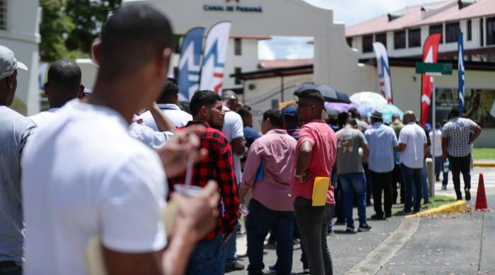 Panameños llegan al Canal de Panamá para la convocatoria de feria empleo. Panameños llegan al Canal de Panamá para la convocatoria de feria empleo.
