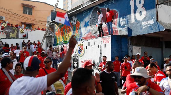 Panameños esperan el recorrido de Luis Tejada en las calles. Panameños esperan el recorrido de Luis Tejada en las calles.