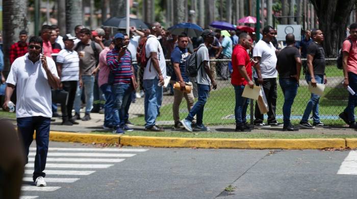 Bajo un intenso sol, hombres y mujeres esperan ser atendidos en la feria de empleo de la ACP, este sábado. Bajo un intenso sol, hombres y mujeres esperan ser atendidos en la feria de empleo de la ACP, este sábado.