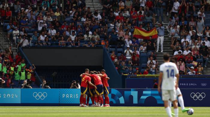 El equipo de España celebrando uno de los goles ante Uzbekistán. El equipo de España celebrando uno de los goles ante Uzbekistán.