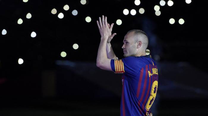 Iniesta llegó a la cantera del FC Barcelona cuando era un juvenil de 12 años. Iniesta llegó a la cantera del FC Barcelona cuando era un juvenil de 12 años.