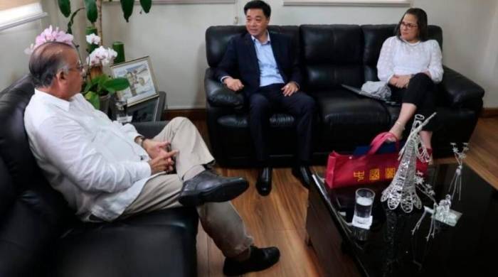 El ministro del Mida, Augusto Valderrama; el consultor del Comité del Pueblo Chino en Panamá, Jaime Yao; la secretaria general del Mida, Erya Villarreal El ministro del Mida, Augusto Valderrama; el consultor del Comité del Pueblo Chino en Panamá, Jaime Yao; la secretaria general del Mida, Erya Villarreal
