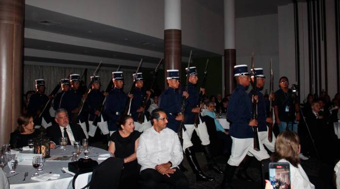 Actores que representaron a los militares durante el ‘performance’ sobre la entrega del Elefante Blanco.