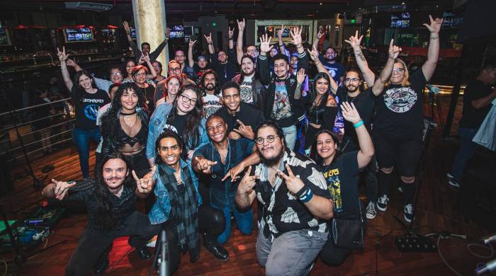Algunas de las personas que aparecen en el vídeo han sido fanáticas de la banda durante los 13 años de trayectoria. Algunas de las personas que aparecen en el vídeo han sido fanáticas de la banda durante los 13 años de trayectoria.