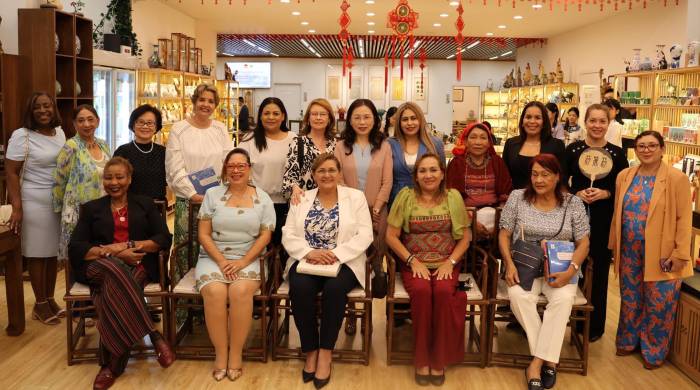 Imagen de la reunión de té entre la embajadora de China en Panamá, Xu Xueyuan, y un grupo de diputadas y ex diputadas. Imagen de la reunión de té entre la embajadora de China en Panamá, Xu Xueyuan, y un grupo de diputadas y ex diputadas.