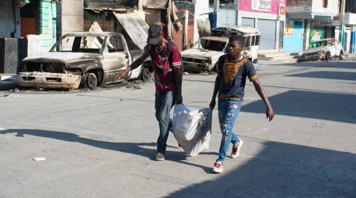 Los residentes abandonan sus hogares mientras la violencia de las pandillas se intensifica en Puerto Príncipe, Haití. Los residentes abandonan sus hogares mientras la violencia de las pandillas se intensifica en Puerto Príncipe, Haití.