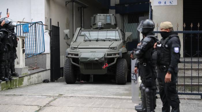 Fotografía de un vehículo blindado donde trasladan al exvicepresidente ecuatoriano Jorge Glas en Quito (Ecuador). Fotografía de un vehículo blindado donde trasladan al exvicepresidente ecuatoriano Jorge Glas en Quito (Ecuador).