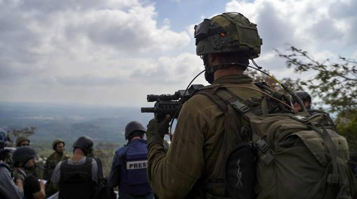 Un soldado de las Fuerzas de Defensa de Israel vigila el horizonte en territorio del sur de Líbano Un soldado de las Fuerzas de Defensa de Israel vigila el horizonte en territorio del sur de Líbano