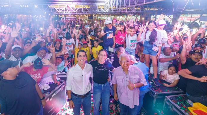 Roux sostuvo un encuentro ante miles de simpatizantes congregados en el Parque Feuillet, en La Chorrera. Roux sostuvo un encuentro ante miles de simpatizantes congregados en el Parque Feuillet, en La Chorrera.