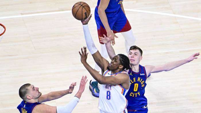 Nikola Jokic trata de defender el lanzamiento del alero de Oklahoma City Thunder Jalen Williams (centro), durante el quinto partido de la semifinal de la Conferencia Oeste en la NBA. Nikola Jokic trata de defender el lanzamiento del alero de Oklahoma City Thunder Jalen Williams (centro), durante el quinto partido de la semifinal de la Conferencia Oeste en la NBA.
