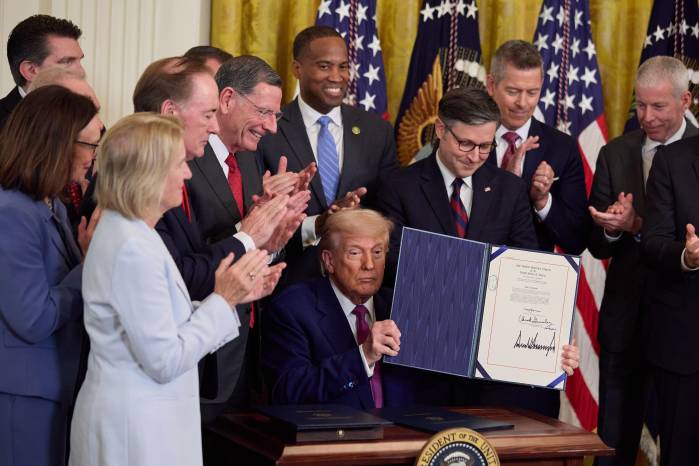 El presidente de EE.UU., Donald Trump (c), firma resoluciones que bloquean la norma de California que eliminaba gradualmente los autos a gasolina El presidente de EE.UU., Donald Trump (c), firma resoluciones que bloquean la norma de California que eliminaba gradualmente los autos a gasolina