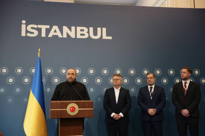 El ministro de Defensa de Ucrania, Rustem Umérov (izquierda), emite una declaración en el marco de una segunda reunión entre delegaciones rusas y ucranianas para conversaciones de paz en Estambul. El ministro de Defensa de Ucrania, Rustem Umérov (izquierda), emite una declaración en el marco de una segunda reunión entre delegaciones rusas y ucranianas para conversaciones de paz en Estambul.