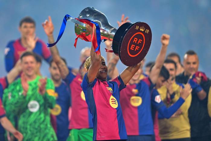 El futbolista del FC Barcelona, Lamine Yamal levantando el título de LaLiga. El futbolista del FC Barcelona, Lamine Yamal levantando el título de LaLiga.