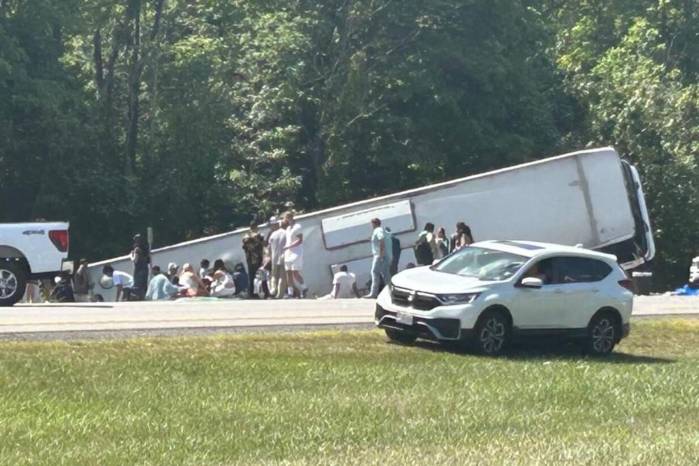 Varias ambulancias y helicópteros médicos transportaron a los pacientes del accidente en Nueva York. Varias ambulancias y helicópteros médicos transportaron a los pacientes del accidente en Nueva York.