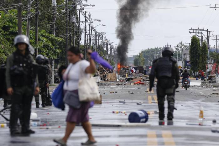 Personas caminan por una calle bloqueada durante la jornada de protestas esté domingo, en Changuinola, Bocas del Toro, Personas caminan por una calle bloqueada durante la jornada de protestas esté domingo, en Changuinola, Bocas del Toro,