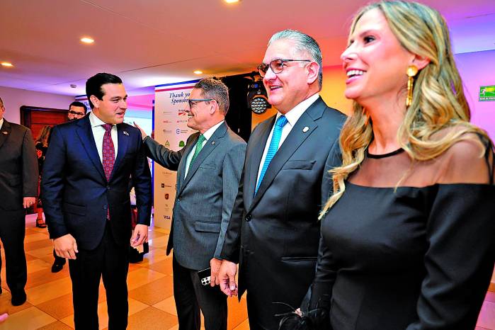 El embajador Kevin Marino Cabrera junto con los ministros Frank Ábrego y Juan Carlos Orillac. El embajador Kevin Marino Cabrera junto con los ministros Frank Ábrego y Juan Carlos Orillac.