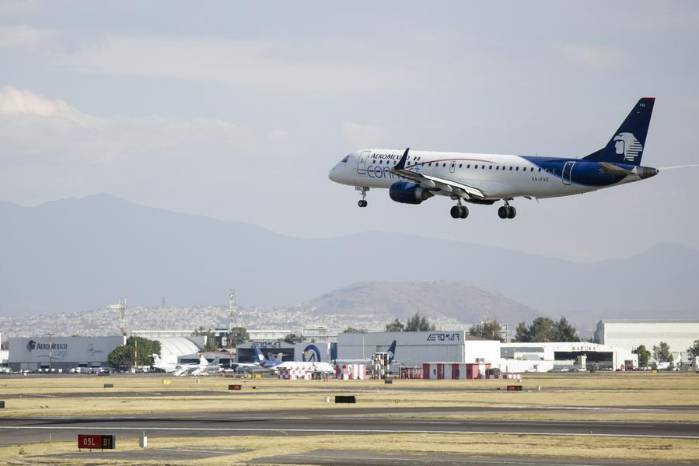 Un avión de la empresa aérea Aeroméxico vuela en el Aeropuerto Internacional de la Ciudad de México, en la Ciudad de México, capital de México, el 9 de enero de 2022. Un avión de la empresa aérea Aeroméxico vuela en el Aeropuerto Internacional de la Ciudad de México, en la Ciudad de México, capital de México, el 9 de enero de 2022.