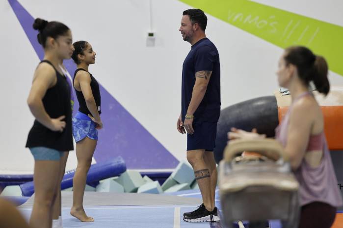 Fotografía del 24 de julio de 2025 del entrenador panameño, Carlos Gil, en un entrenamiento antes de la segunda edición de los Juegos Panamericanos Junior, en Ciudad de Panamá (Panamá). Fotografía del 24 de julio de 2025 del entrenador panameño, Carlos Gil, en un entrenamiento antes de la segunda edición de los Juegos Panamericanos Junior, en Ciudad de Panamá (Panamá).