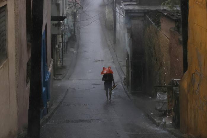 Lluvia en Santiago de Cuba, Cuba. EFE/Ernesto Mastrascusa Lluvia en Santiago de Cuba, Cuba. EFE/Ernesto Mastrascusa