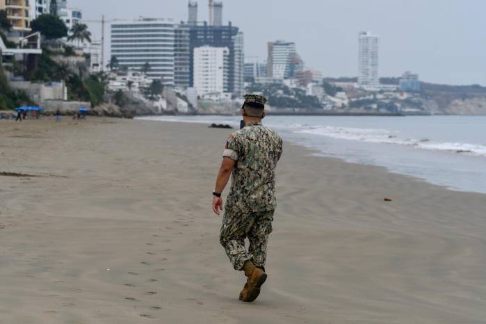 Un integrante de la Armada de Ecuador vigila la playa El Murciélago este miércoles 30 de julio de 2025 en Manta. Un integrante de la Armada de Ecuador vigila la playa El Murciélago este miércoles 30 de julio de 2025 en Manta.
