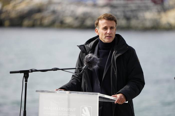 El presidente francés Emmanuel Macron ofreció una rueda de prensa junto a la primera ministra danesa Mette Frederiksen y el líder groenlandés Jens-Frederik Nielsen. El presidente francés Emmanuel Macron ofreció una rueda de prensa junto a la primera ministra danesa Mette Frederiksen y el líder groenlandés Jens-Frederik Nielsen.