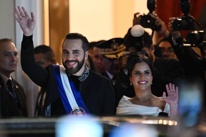 El presidente de El Salvador, Nayib Bukele, y su esposa, Gabriela Rodríguez, salen del Teatro Nacional tras pronunciar su discurso de primer año en San Salvador el 1 de junio de 2025. El presidente de El Salvador, Nayib Bukele, y su esposa, Gabriela Rodríguez, salen del Teatro Nacional tras pronunciar su discurso de primer año en San Salvador el 1 de junio de 2025.