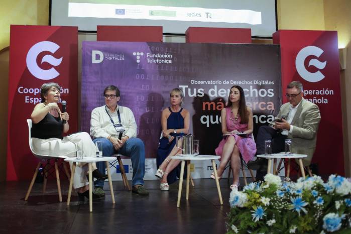 De izquierda a derecha, la integrante de la junta directiva de la Fundación Karisma, Carolina Botero; el director general de la Fundación Gabo, Jaime Abello; la copresidenta del órgano consultivo de alto nivel sobre IA de las Naciones Unidas Carmen Artigas; la experta en ética digital, inteligencia artificial y derechos humanos, asesora UNESCO - ONU, María Elena García y el subdirector adjunto de Estrategia en el Observatorio Nacional de Tecnología y Sociedad (ONTSI), Juan Miguel Márquez. De izquierda a derecha, la integrante de la junta directiva de la Fundación Karisma, Carolina Botero; el director general de la Fundación Gabo, Jaime Abello; la copresidenta del órgano consultivo de alto nivel sobre IA de las Naciones Unidas Carmen Artigas; la experta en ética digital, inteligencia artificial y derechos humanos, asesora UNESCO - ONU, María Elena García y el subdirector adjunto de Estrategia en el Observatorio Nacional de Tecnología y Sociedad (ONTSI), Juan Miguel Márquez.