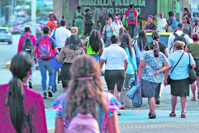 En julio, el salario promedio pretendido por los hombres fue de $1.077, mientras que el de las mujeres se ubicó en $1.014, lo que refleja una brecha del 6,18 %. En julio, el salario promedio pretendido por los hombres fue de $1.077, mientras que el de las mujeres se ubicó en $1.014, lo que refleja una brecha del 6,18 %.