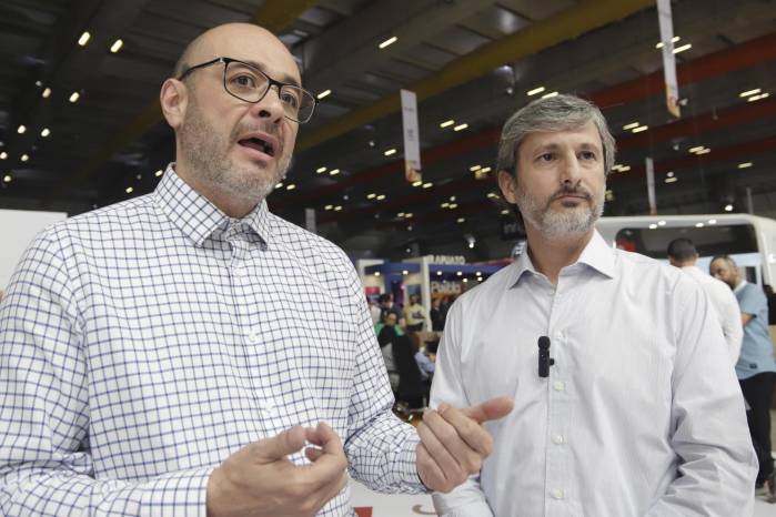 El director de canal y socios para Latinoamérica de Intel, David López (i), y el director de Ciudades e Infraestructura Crítica para América Latina y Europa de Intel, Gustavo Michel, hablan durante una entrevista con EFE este miércoles, en el Centro Expositor de Puebla. El director de canal y socios para Latinoamérica de Intel, David López (i), y el director de Ciudades e Infraestructura Crítica para América Latina y Europa de Intel, Gustavo Michel, hablan durante una entrevista con EFE este miércoles, en el Centro Expositor de Puebla.